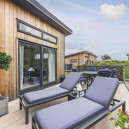 Luxury Lodge With Hot Tub In Windsor Marina Ngoại thất bức ảnh