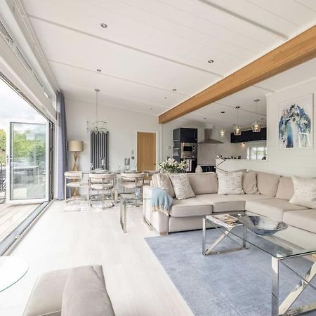 Luxury Lodge With Hot Tub In Windsor Marina Ngoại thất bức ảnh