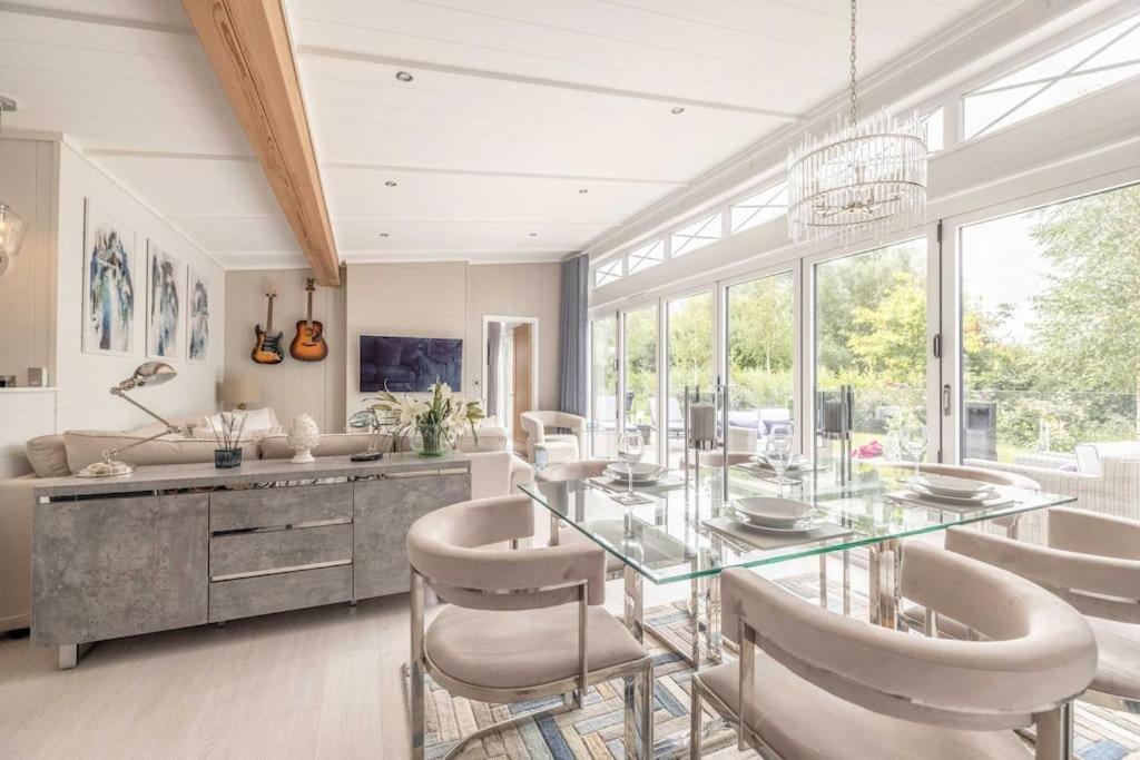 Luxury Lodge With Hot Tub In Windsor Marina Ngoại thất bức ảnh