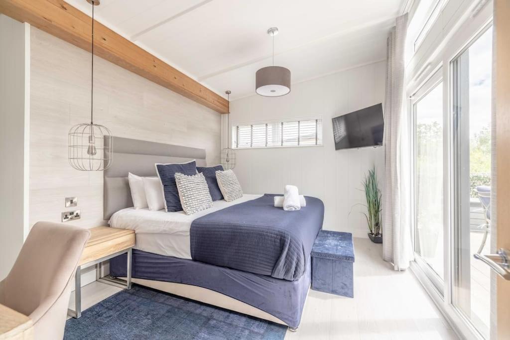 Luxury Lodge With Hot Tub In Windsor Marina Ngoại thất bức ảnh