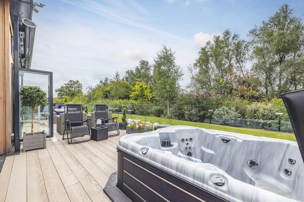 Luxury Lodge With Hot Tub In Windsor Marina Ngoại thất bức ảnh