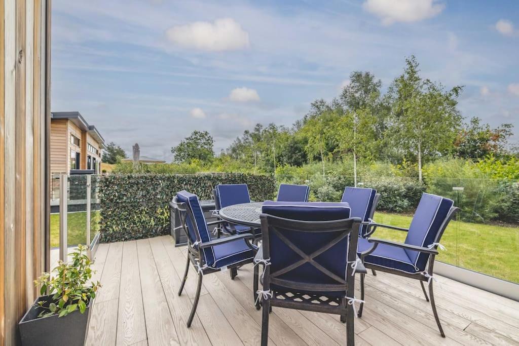 Luxury Lodge With Hot Tub In Windsor Marina Ngoại thất bức ảnh